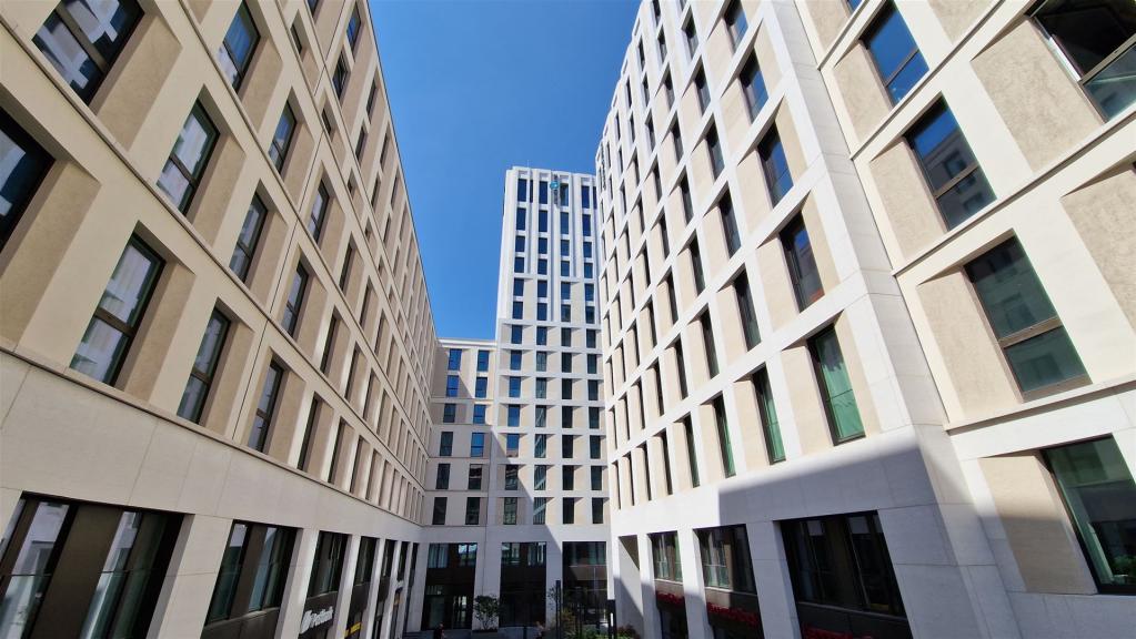 Architekturaufnahme mit hellen Gebäudefassaden und blauem Himmel